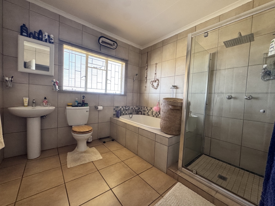 8 Bedroom Property for Sale in Meiringspark North West
